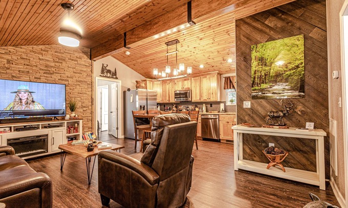 Pine Mountain Cabin | "CREEKSIDE ESCAPE" CABIN ON ROARING CREEK, HOT TUB, 2/2, BRYSON CITY