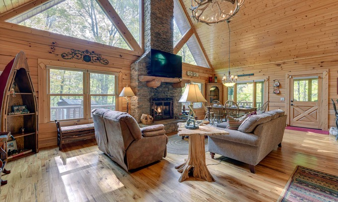 Cataloochee Ranch Cabin | Creekside Maggie Valley Cabin: 2 Mi to Skiing!