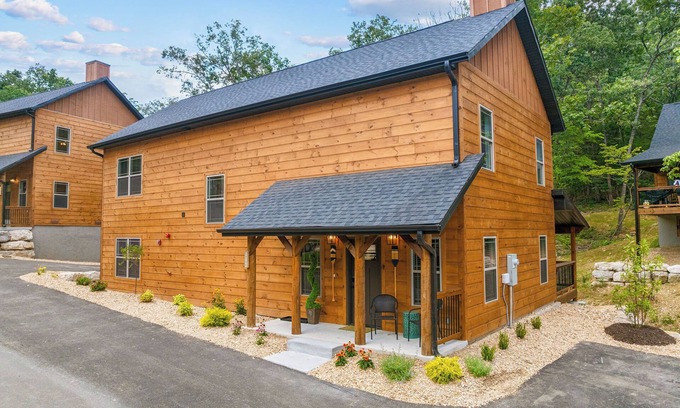 Hollister Cabin | Creekside Retreat 4BR/4BA with Private Hottub + Pond view