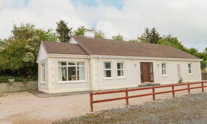 Portnablagh Cottage | CREESLOUGH VIEW, pet friendly in Creeslough, County Donegal