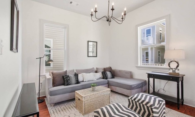 Faubourg Delassize Condo | Creole Charm: Historic Home in Vibrant Uptown
