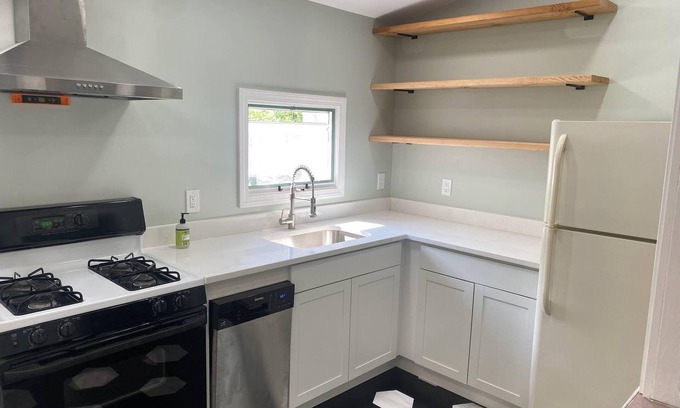 Niantic House | Crescent Beach Cottage - Vacation or Academic Rental