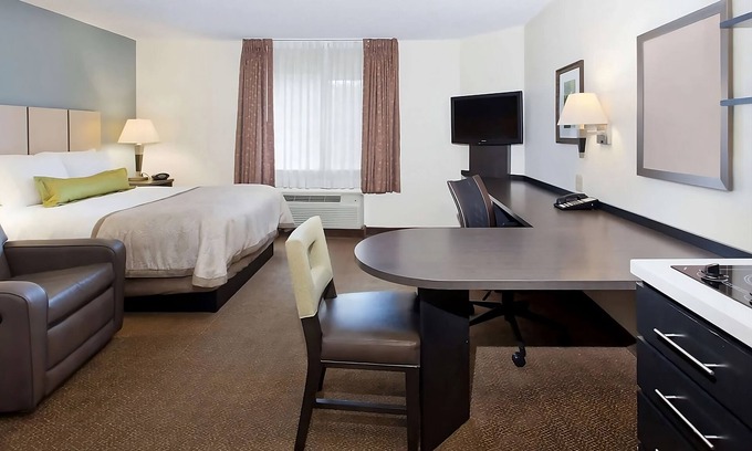 Ashley Oaks Hotel | Crescent Bend House & Gardens Tour! Pets Allowed! FREE Parking & Laundry!