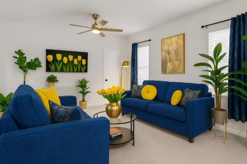 Lavon House | Crew Stay Sleeps 10, Wi-fi, Parking, Big Backyard