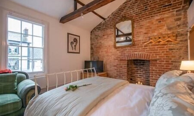 Crickhowell Apartment | Crickhowell High St ~Urban LOFT COED Room 2 - (Dogs Welcome)