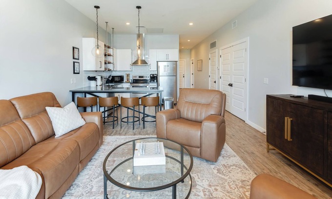 Tuscaloosa Condo | Crimson Fire: Cozy 2 Bed/2 Bath Condo Sleeps 6 – Your Perfect Tuscaloosa Getaway!
