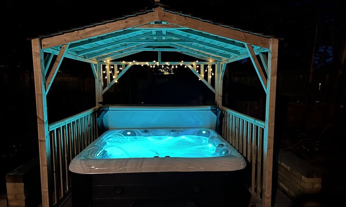 Leeds House | Cross Lane Cottage - Luxury Group Hot Tub Stay