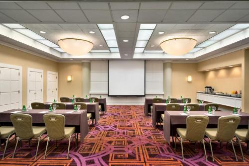 Englewood Hotel | Crowne Plaza Englewood by IHG