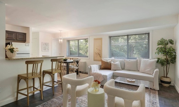 Aurora Highlands Condo | Crystal City Charm 2BR/Free Parking 104