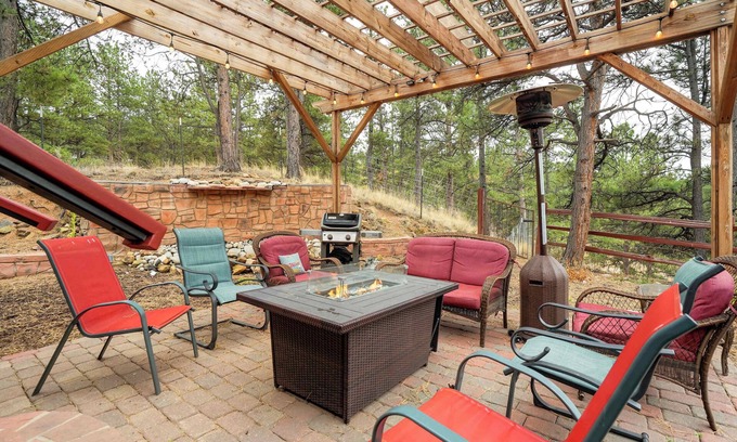 Florissant Cabin | Crystal Retreat! BBQ, Trails & Breathtaking Views