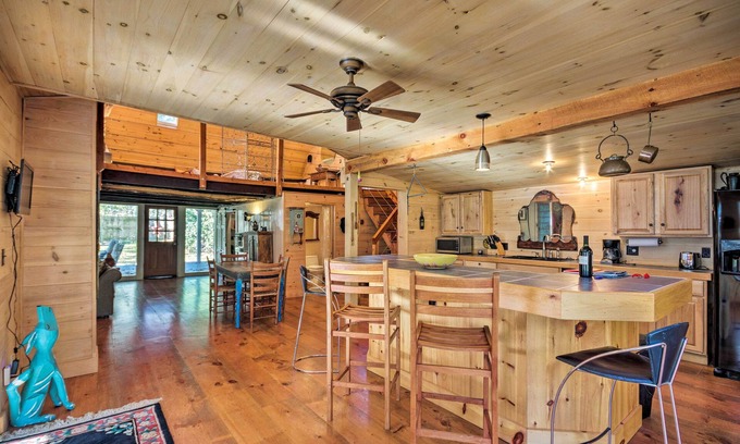 Cullowhee Cottage | Cullowhee Getaway w/Fireplace on Private Meadow