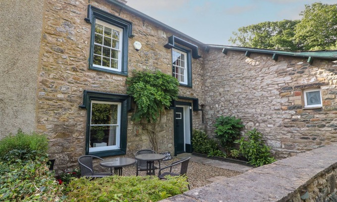 Ingleton Cottage | CURLEW COTTAGE, pet friendly, character holiday cottage in Ingleton