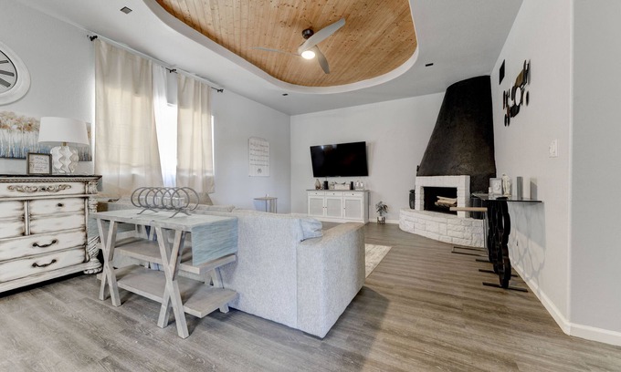 Bell County House | Custom built Tuscan beauty 4br3ba 12+guests; 5min drive to Dana Peak park & lake