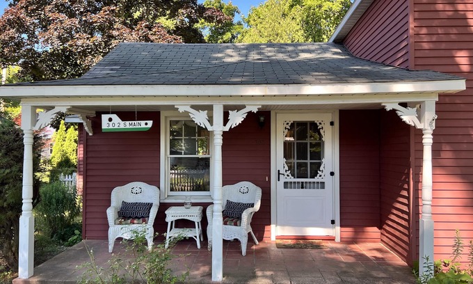 Leland House | Cute 2 BR Cottage +Den, Sleeps 6, One Block from Van’s Beach, Two Blocks to Town