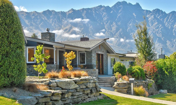 Frankton House | Cute As, holiday home in the heart of old Frankton,