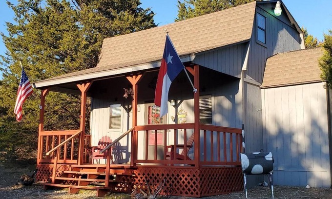 Gober Cabin | Cute Cabin! Secluded and surrounded by Nature.