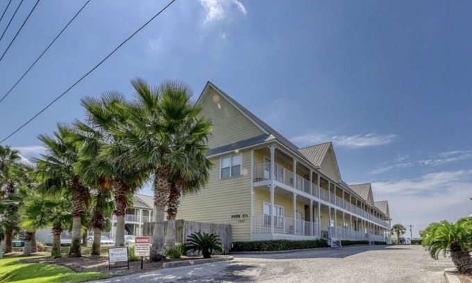 Gulf Shores Condo | Cute condo located between the beach and the lagoon