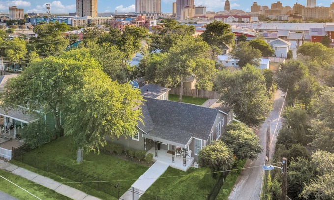 Near East Side House | Cute & Cozy 4BR home in Historic Downtown SA