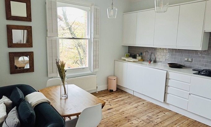 Battersea Apartment | Cute Flat in Clapham Old Town