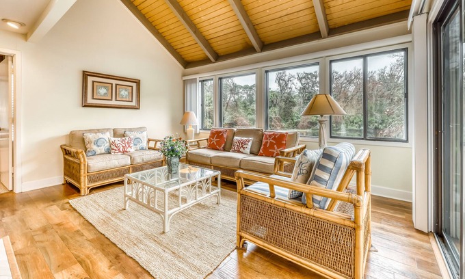 Night Heron Condo | Cute island condo w/ a shared pool & lagoon view - walk to the beach!