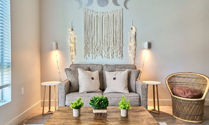 Salt Lake City Apartment | Cute Living area*𝓗𝓞𝓣 𝓣𝓤𝓑❂𝔾𝕐𝕄❂Mtn/Pool View❂Near Downtown❂Desk