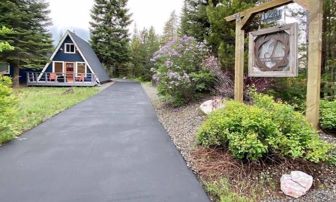 Donnelly Cabin | Cute, Pet Friendly Cabin with Hot Tub and Garage