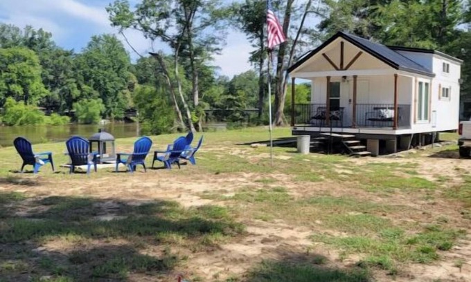 Fred House | Cute Tiny Home on the River