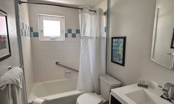 Tyrone House | Cute Totally Remodeled Casita in the Heart of Town