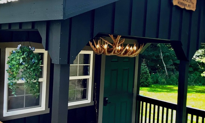 Windham Cabin | Cutest Cabin in Windham, walking path to pond, corn hole & fire pit, BBQ grill