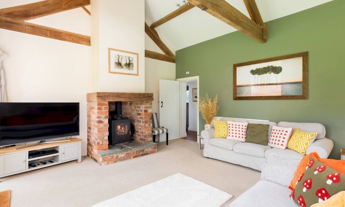 Uckington House | CV35 8AT, The Barns, Hampton Lucy · Peaceful 2Bed Retreat in Hampton Lucy & Parking | Pass The Keys