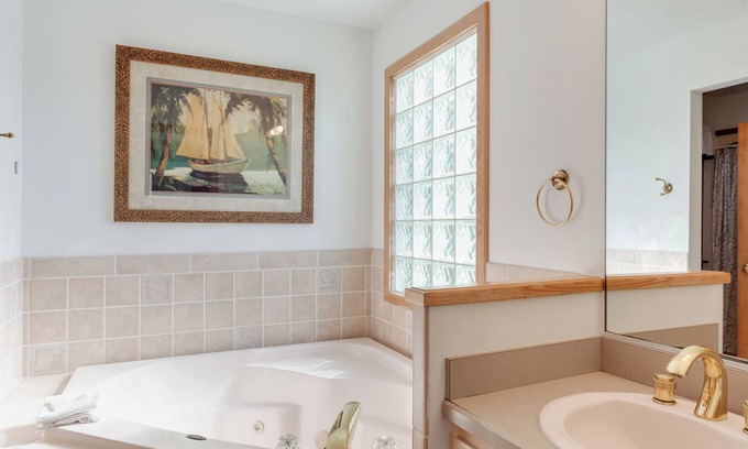 Ocracoke Villa | CV8A: Crow's Nest A -2nd floor 1BR villa, spacious living area.