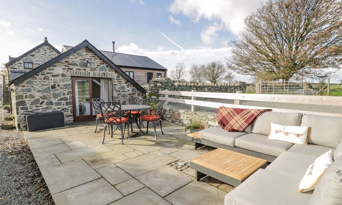 Llanfaethlu Cottage | CWCH GWENYN, character holiday cottage in Llanfachraeth