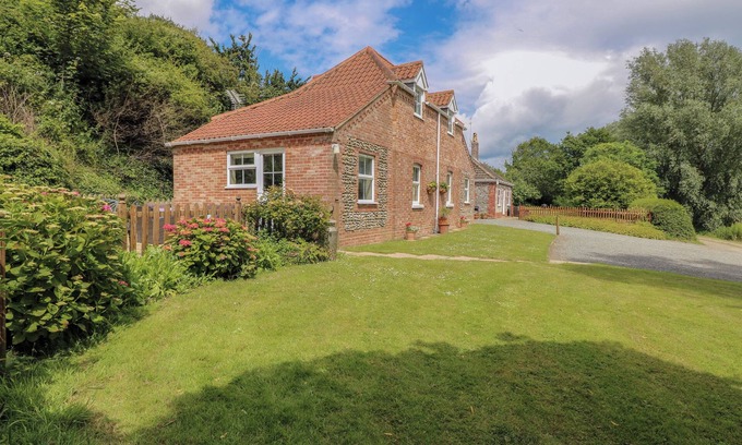 Great Yarmouth Cottage | DAIRY COTTAGE, pet friendly, with a garden in Caister-On-Sea