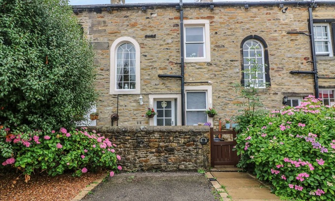 Skipton House | DAISY'S HOLIDAY COTTAGE, romantic, with a garden in Skipton