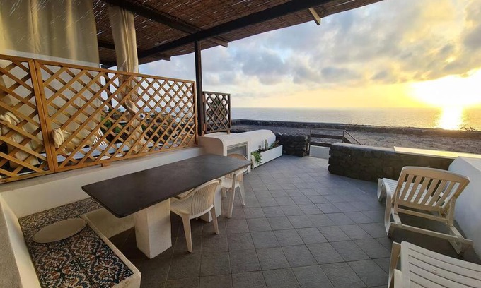 Pantelleria Villa | Dammuso Sul mare Sataria