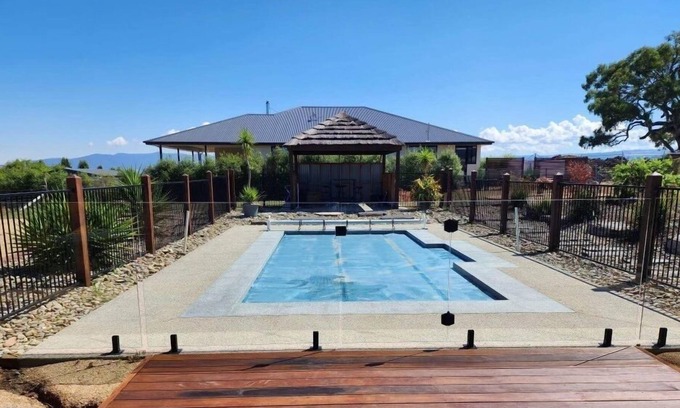 Mansfield House | Dan's Rise - With Pool