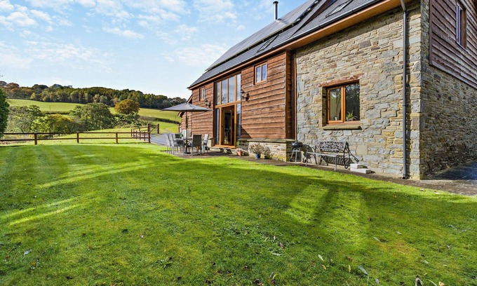 Builth Wells House | Dan yr Eglwys - Four Bedroom House, Sleeps 8