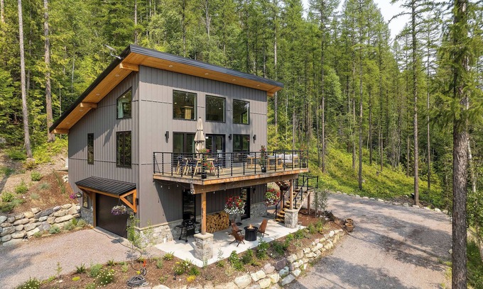 Columbia Falls House | Dancing Bear Haus - Gorgeous Mountain Modern bet/Glacier Nat’l Park & Whitefish