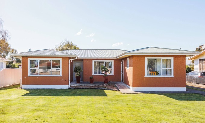 Dannevirke House | Dannevirke Lodge - Dannevirke Holiday Home