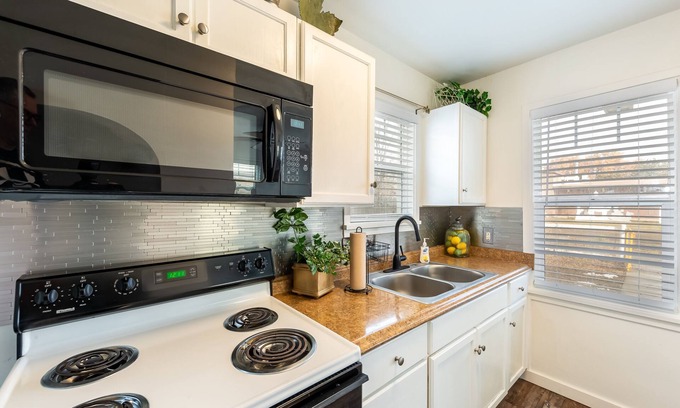 Caldwell House | Darling Downtown Everett+Wifi+Long term Stay+Dog Friendly
