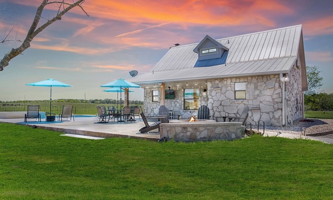 Fredericksburg House | Das Hauses | 2 Homes | 5/4 + Sleeps 14 | 2 Pools & Hot Tub