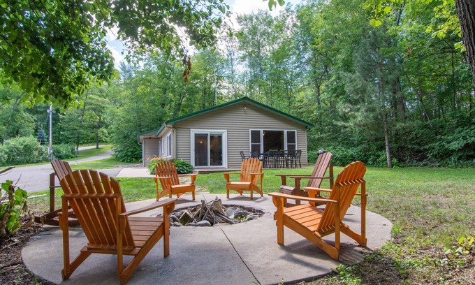 Garrison Cabin | Dates in July Open! Cabin on the Lake, Dock, Arcade, Kid & Dog Friendly