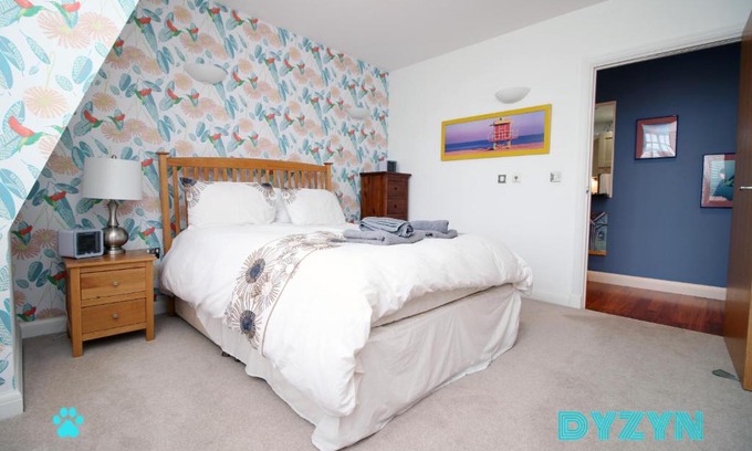 Castle Quarter Apartment | David's Morgan View - Short Let Cardiff City Center by DYZYN