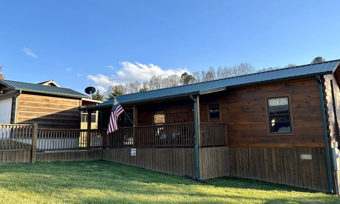 Blairsville Cabin | Dawson's Den at Copperhead Lodge, Hot Tub, 99.00 nightly thru 5/21