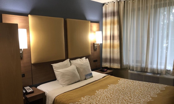 Brooklyn Hotel | Days Inn by Wyndham Brooklyn