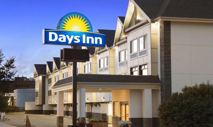 Montgomery Hotel | Days Inn by Wyndham Calgary Northwest