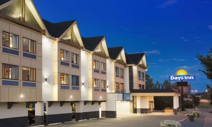 Montgomery Hotel | Days Inn by Wyndham Calgary Northwest