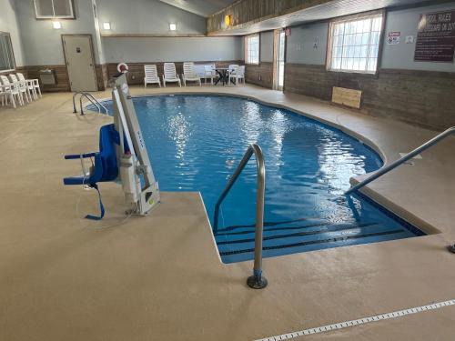 Williamsburg Hotel | Days Inn & Suites by Wyndham Williamsburg IA North