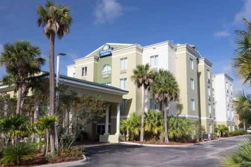 Fort Pierce Hotel | Days Inn & Suites by Wyndham Fort Pierce I-95