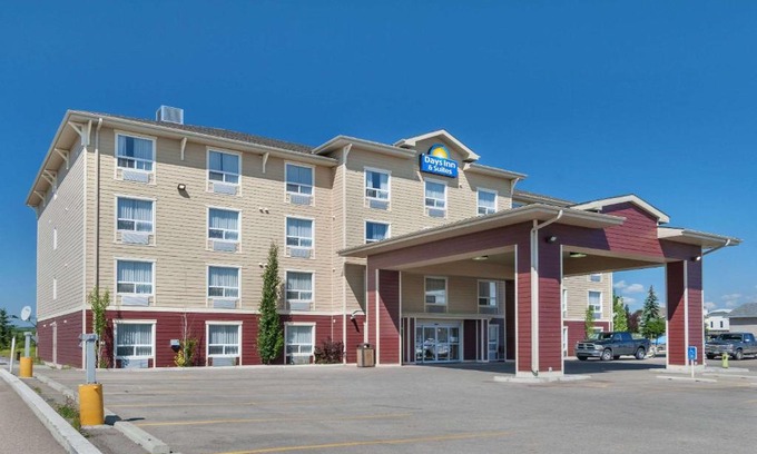 Cochrane Hotel | Days Inn & Suites by Wyndham Cochrane